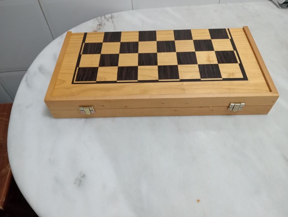 Jogo de tabuleiro em madeira  xadrez damas e gamão