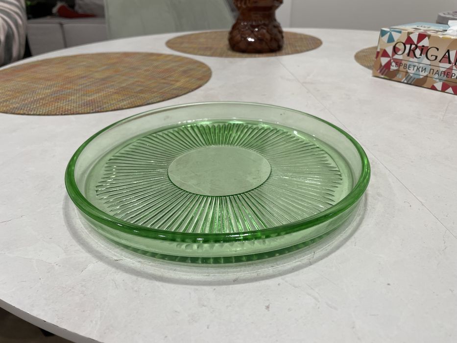 Блюдо из толстого зеленого стекла , винтаж , 1970 годы