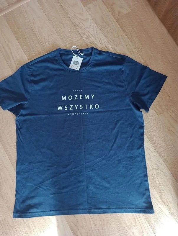 Nowy t-shirt męski rozm.XXL
Obwód pod pachami 2x62,5cm
Długość 76cm