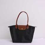 Czarna torebka nerka marki Longchamp