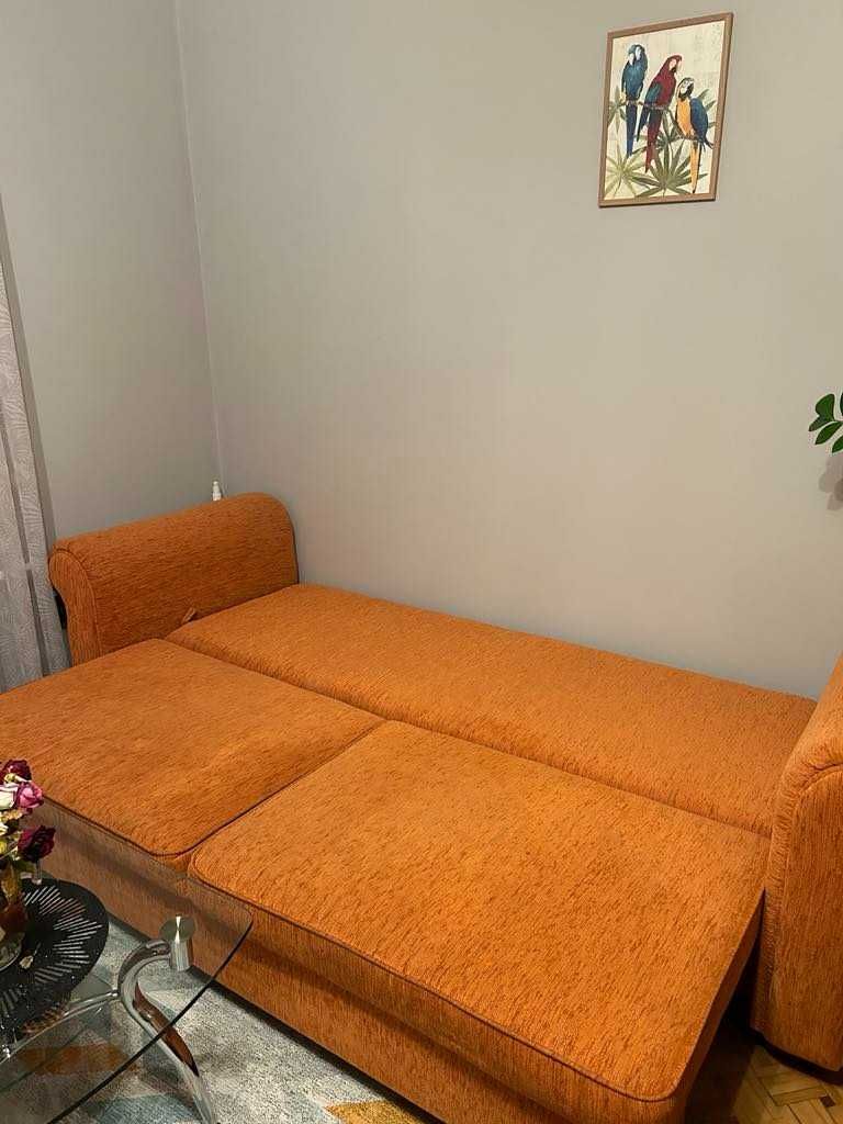 sofa rozkładania z pojemnikiem na pościel i poduszkami AGATA MEBLE