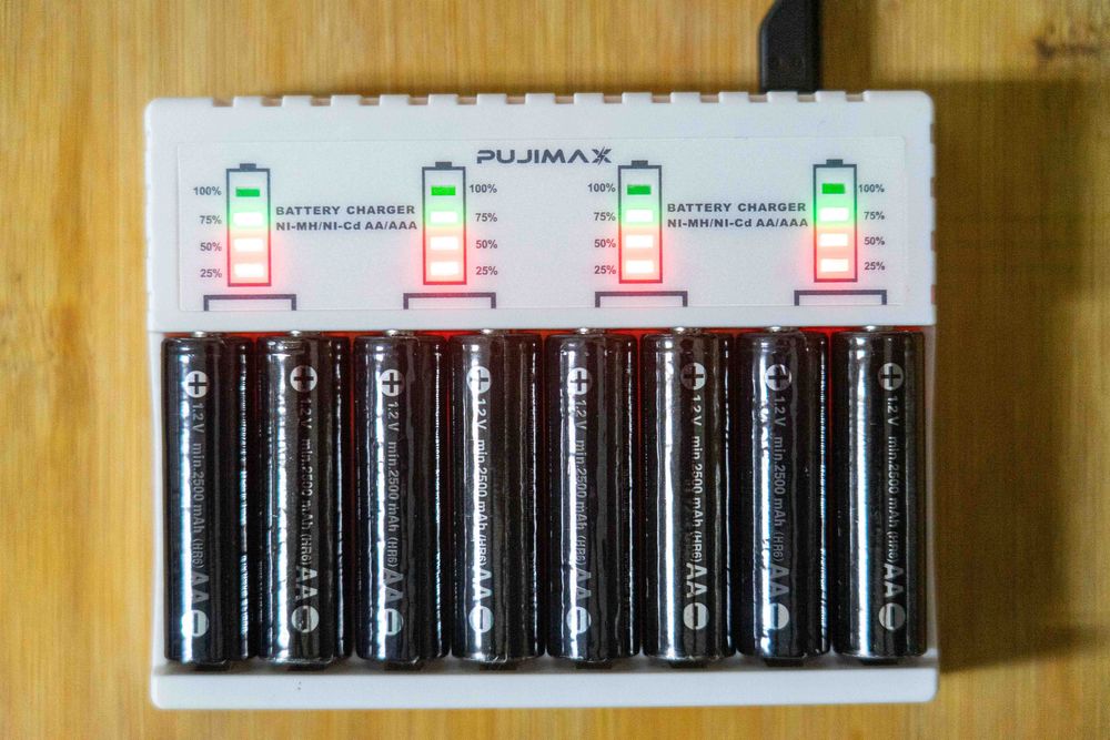 Carregador para 8 pilhas NI/MH e NI/CD