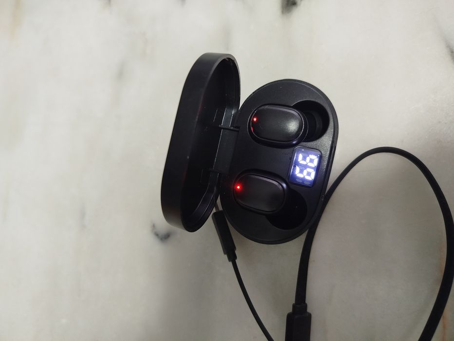 Airpods pretos, novos e a funcionar na perfeição.