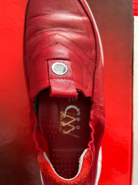 Червоні шкіряні мокасини