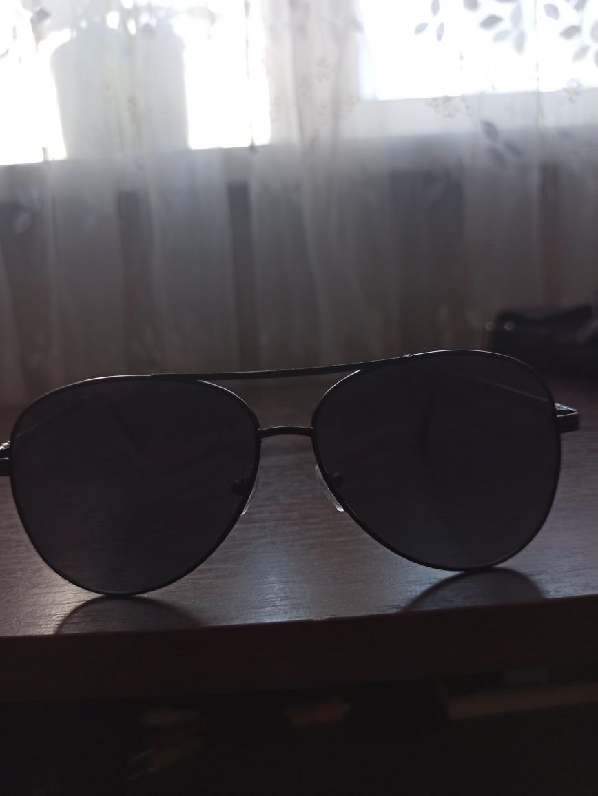 Солнце-защитные очки,тёмное стекло,подходят ко всем типам лица
