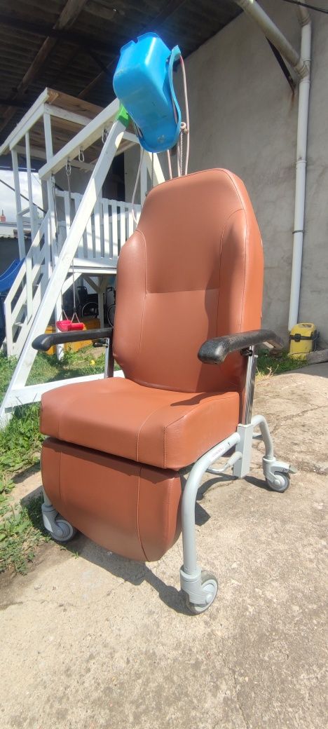 Wielofunkcyjny fotel geriatryczny