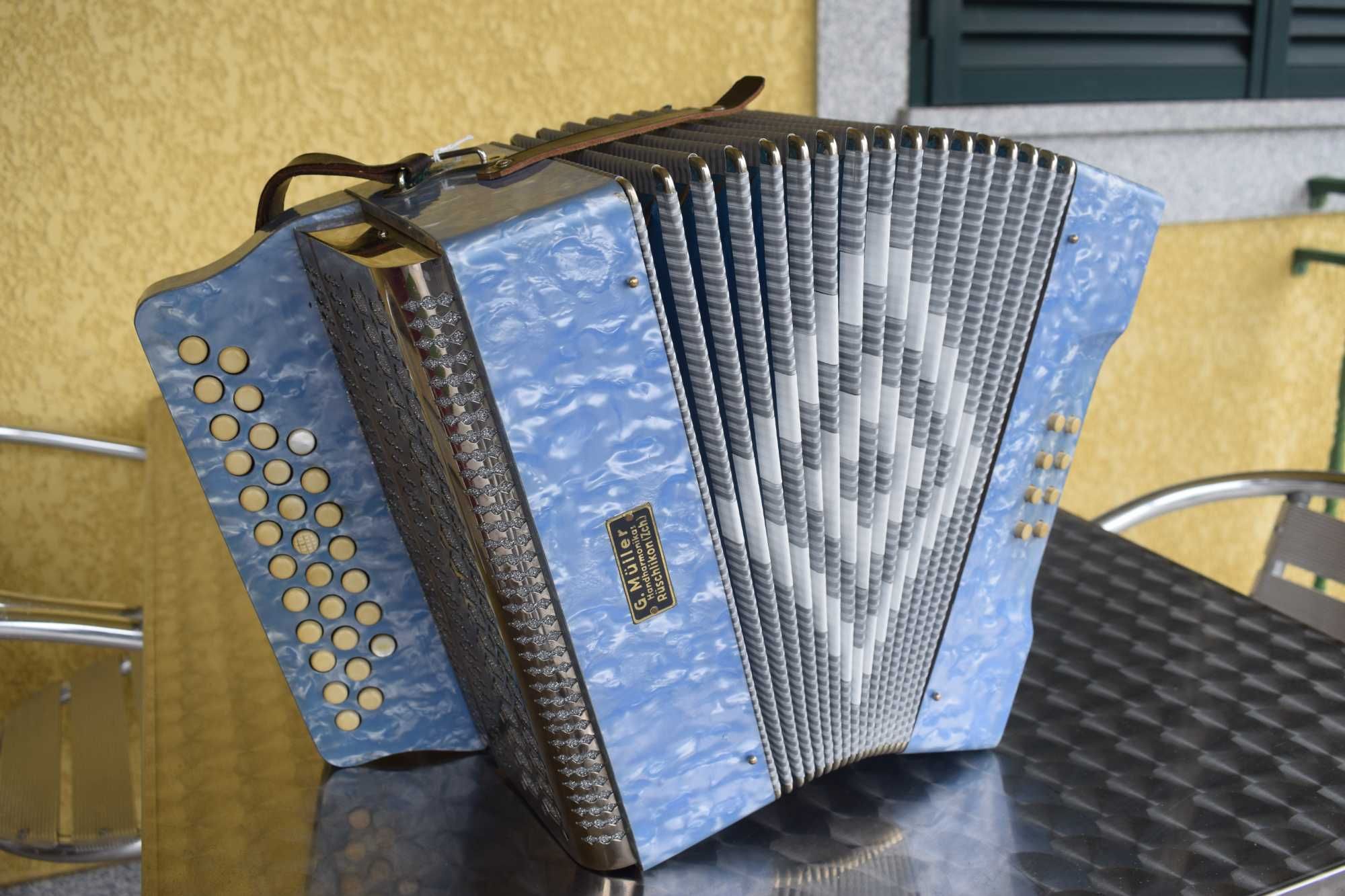 Concertina Nusbaummer  3 voz. Fa# La# Re#