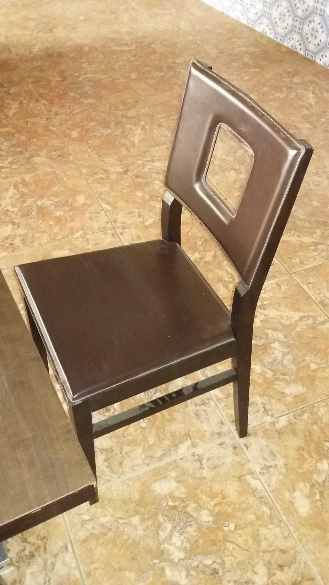Conjunto de mesas e cadeiras