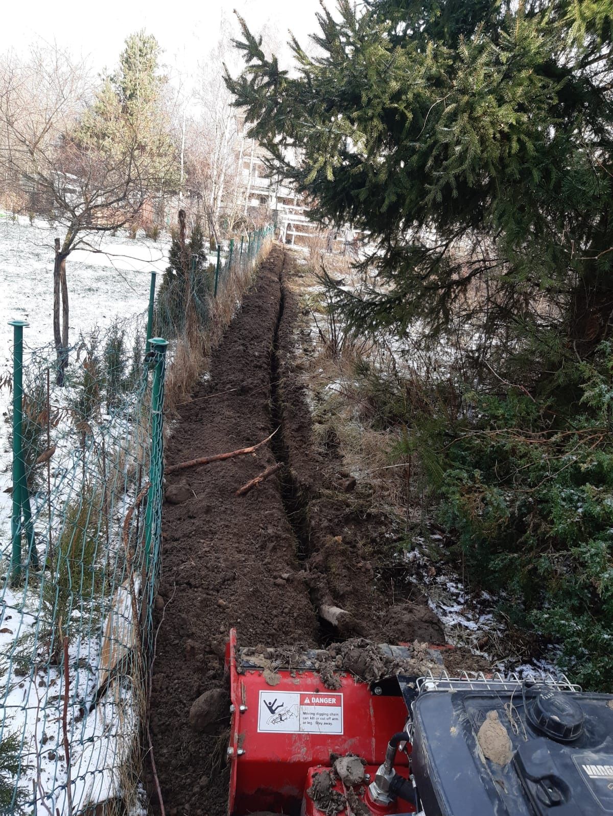 Usługi koparko-ładowarka, minikoparką, koparką łańcuchową