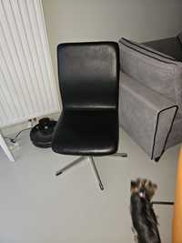 Czarne krzesło obracane