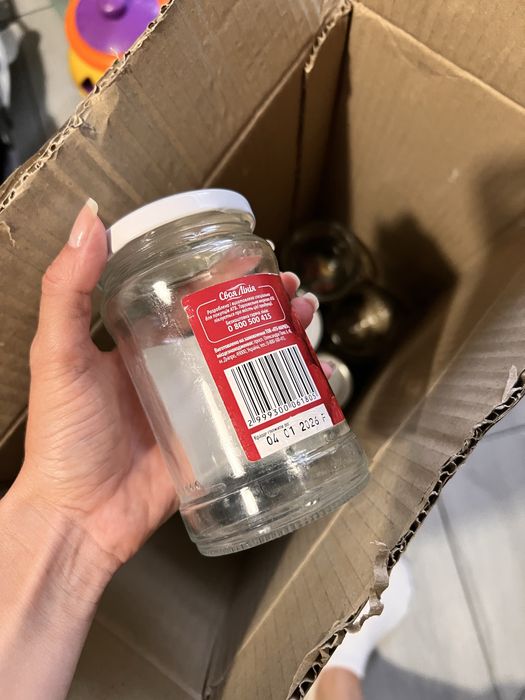 Скляні банки з-під консервації