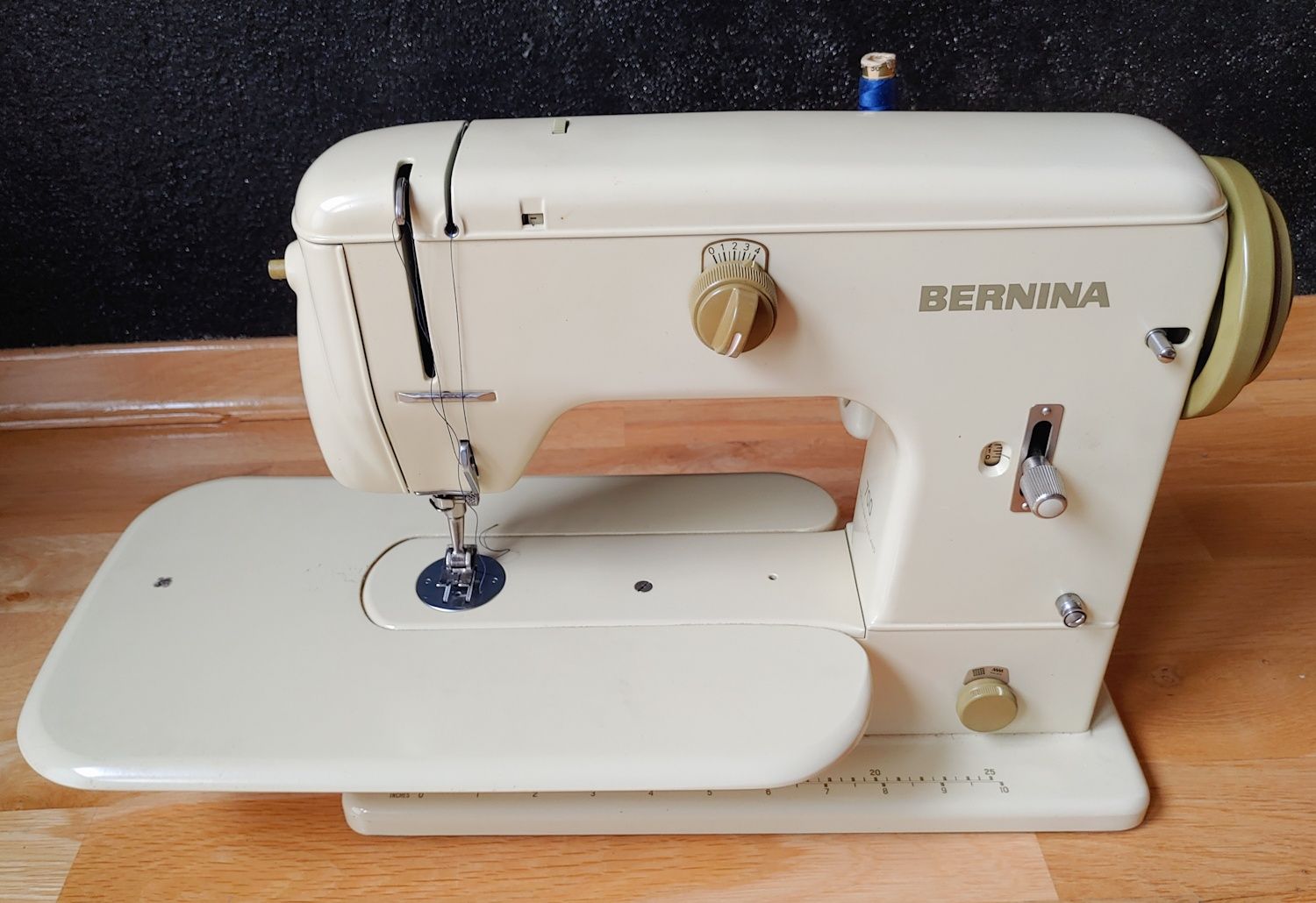 Maszyna do szycia Bernina 700 made in Switzerland komplet