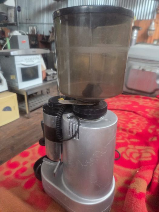 Moinho de café profissiona l em bom estado.