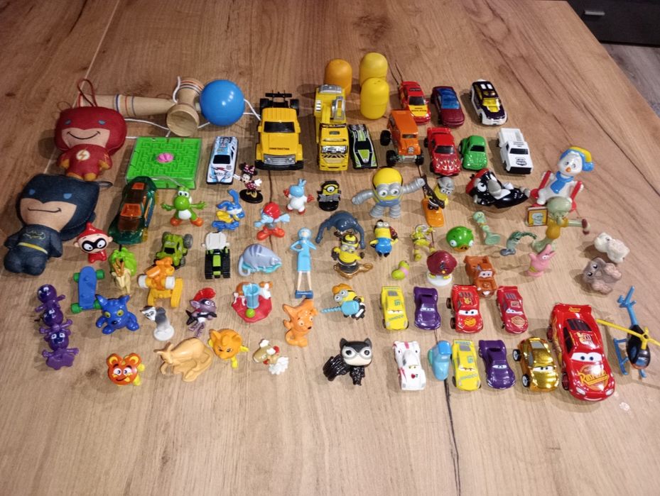 Zestaw zabawek Kinder jajo niespodzianka resoraki autka