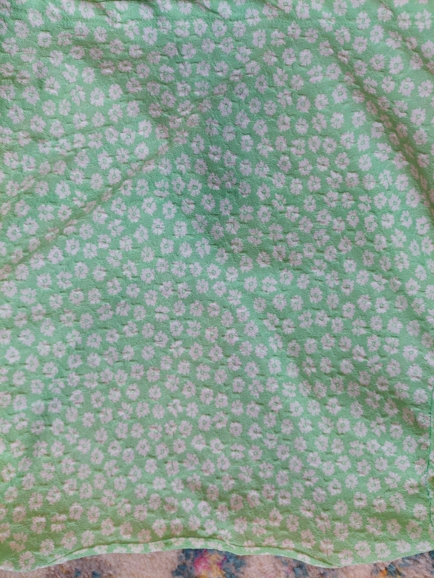 Zielona kopertowa bluzka z wiązaniem