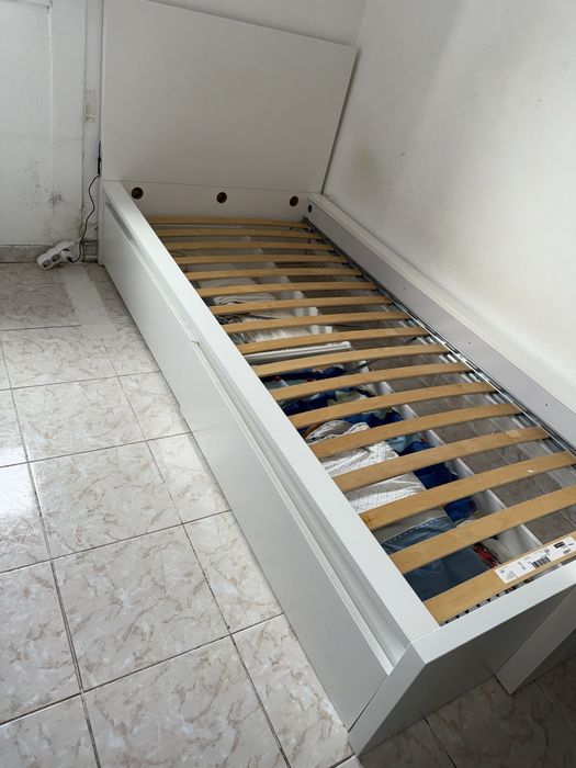 Vendo Cama com Estrado, 2 Gavetas e Colchão