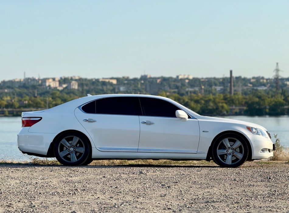 Lexus LS ottoman