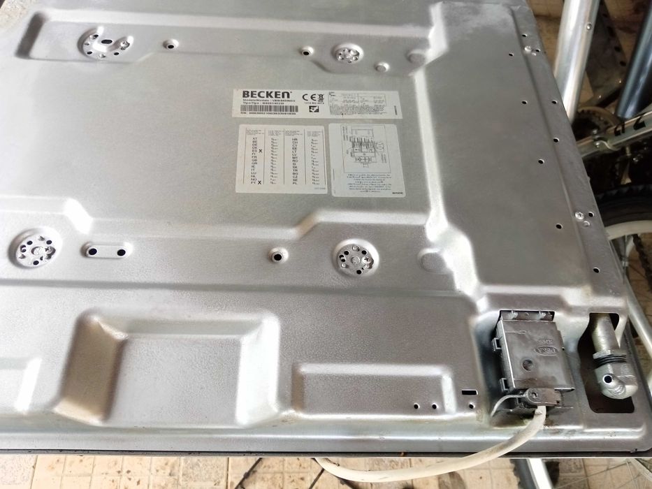 Fogão , três placas a gás mais um forno eléctrico.