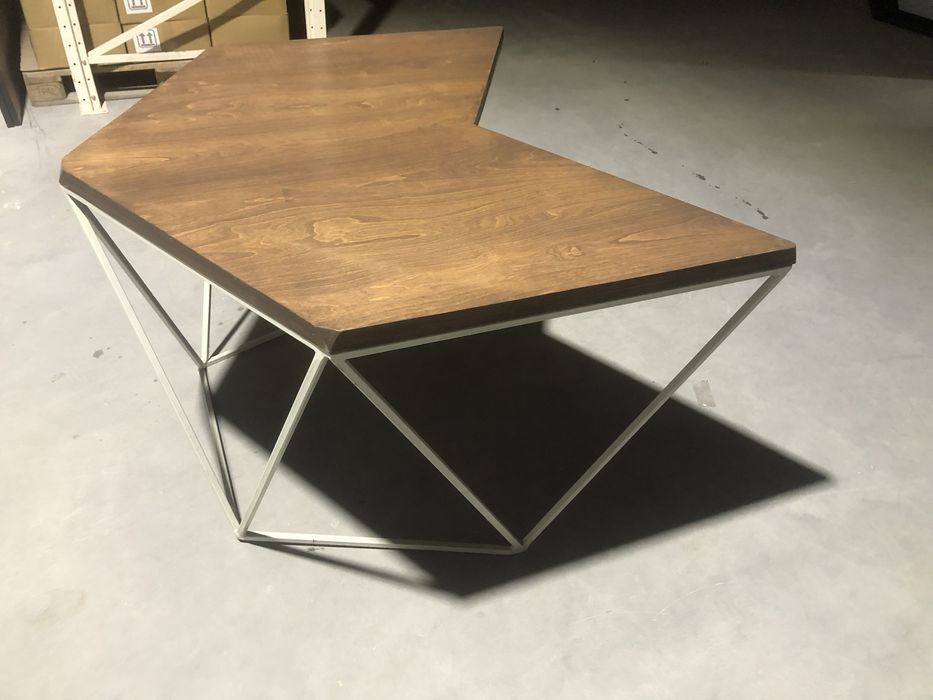 Офісний стіл в стилі лофт.