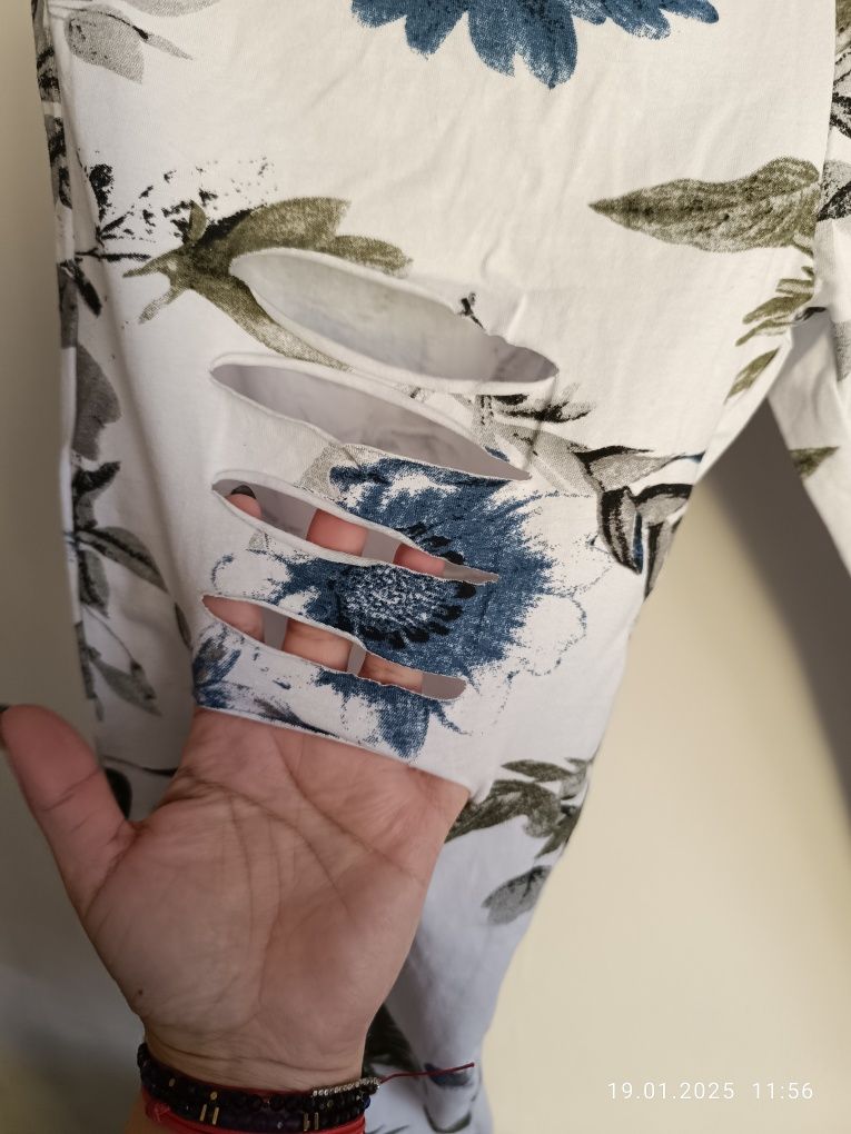 Spodnie z dziurami w kwiaty rozm. 46 Nowe