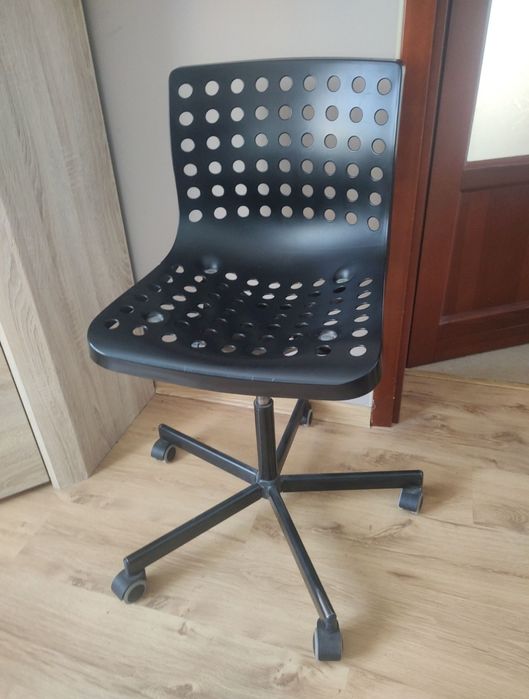 Krzesło czarne dla dziecka ikea