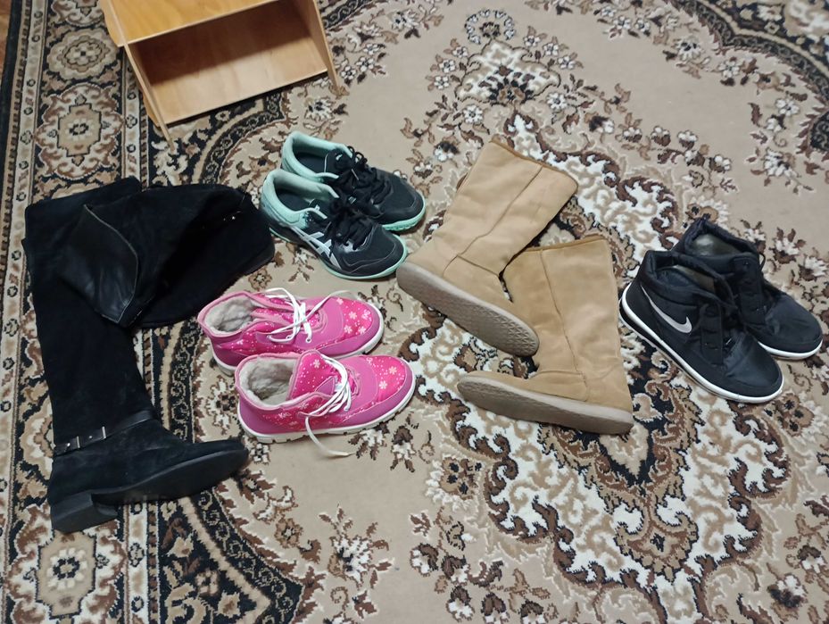 Взуття 38-39р, пересилаю