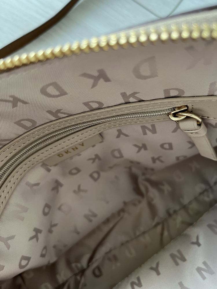 Torebka listonoszka DKNY brązowa monogram damska na ramię