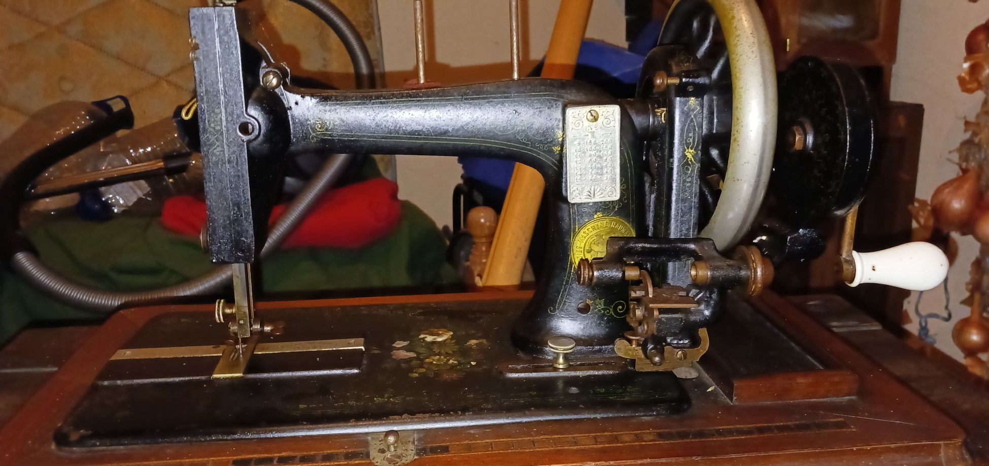 Maquina de costura Alemã muito antiga