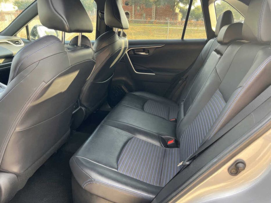 Toyota RAV4      2021