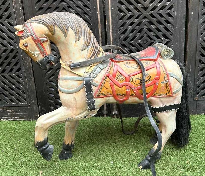 Cavalo decorativo antigo em madeira maciça