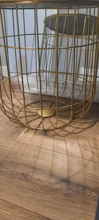 Mesa cabeçeira ou para arrumo de mantas