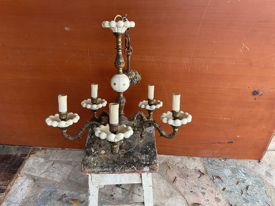 Candeeiro de tecto em latão e cerâmica