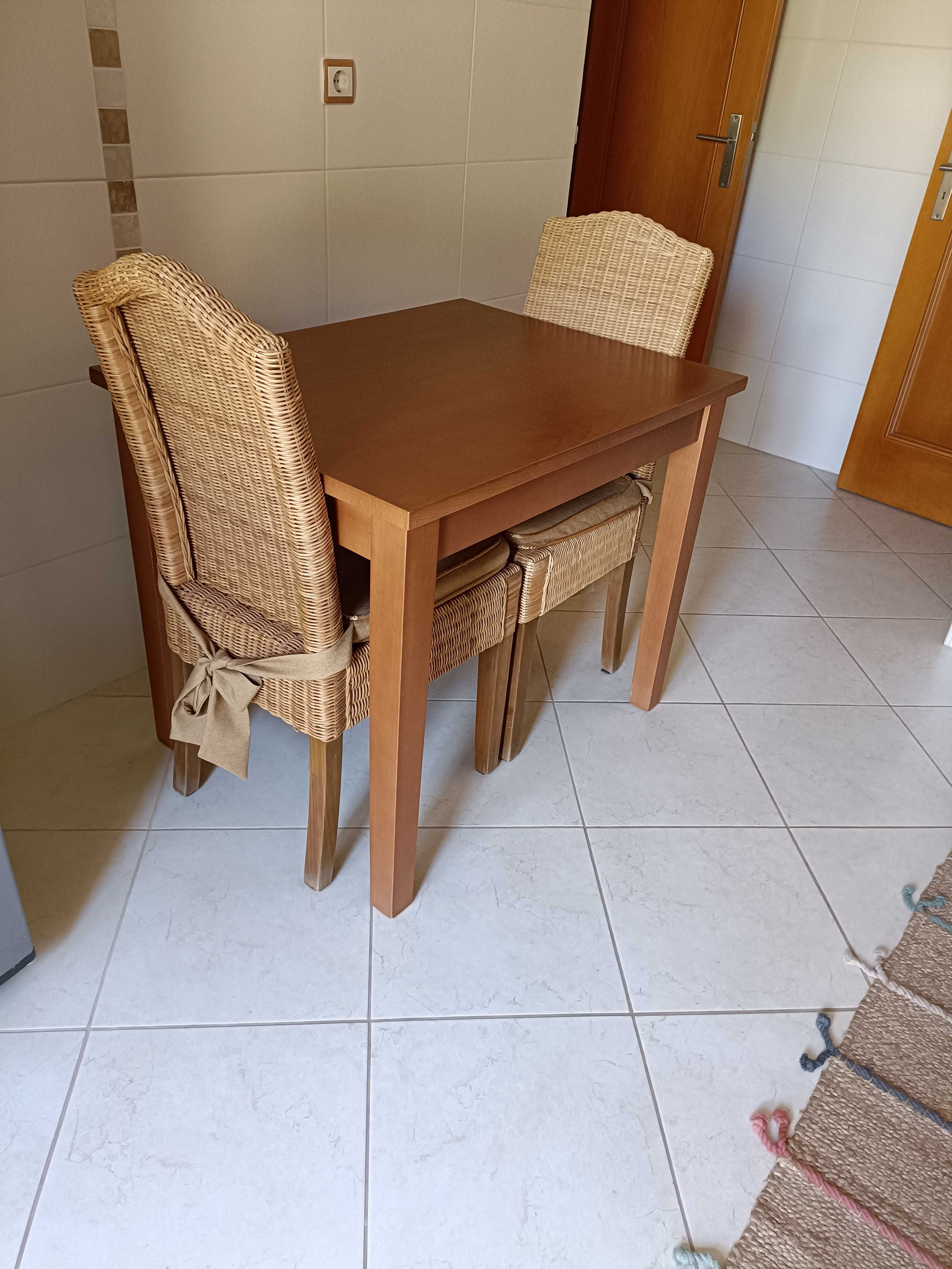 Mesa de Cozinha com Cadeiras