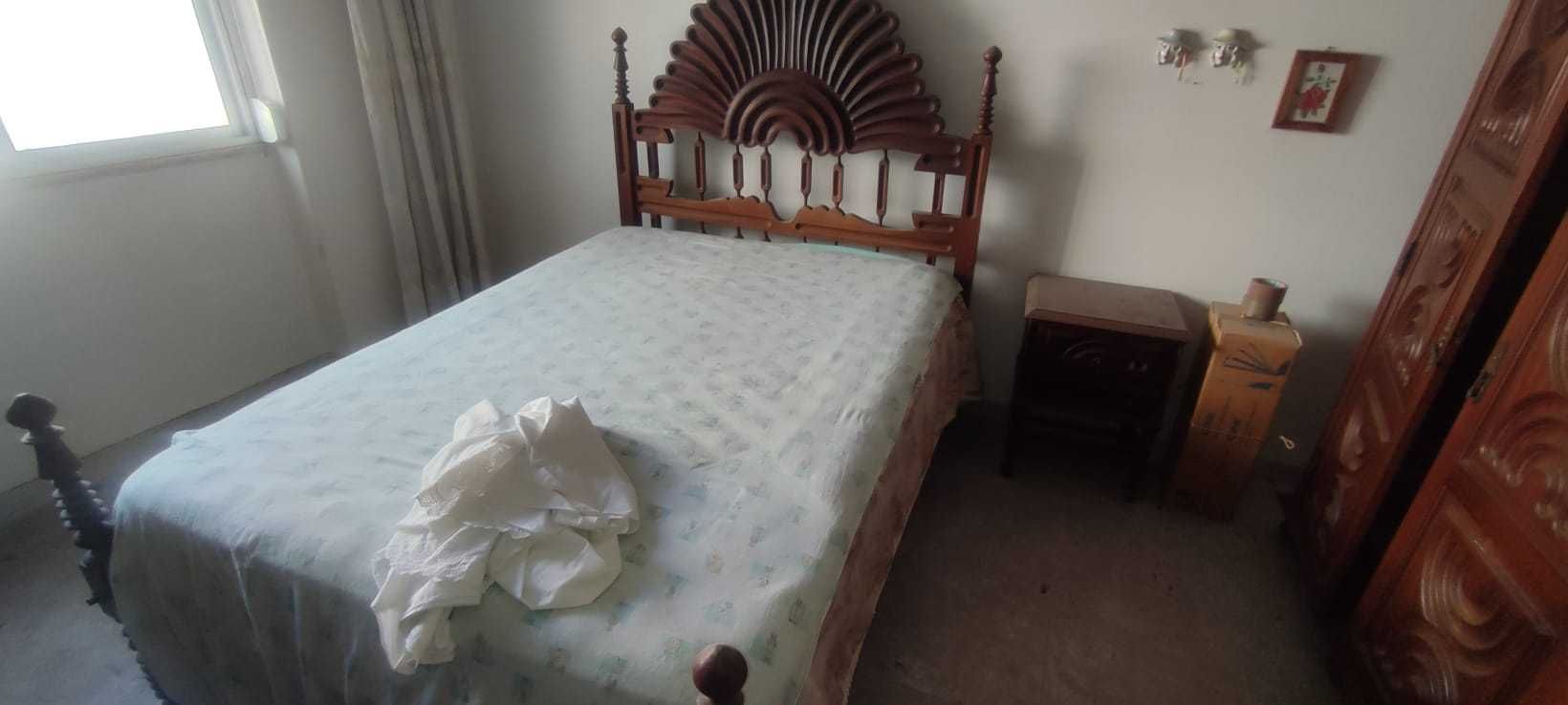 Mobilia de quarto madeira maciça,design clássico,detalhes decorativos