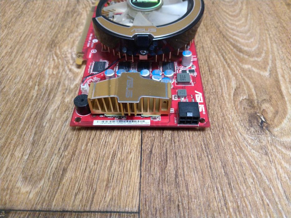 Asus HD3850 1 GB. (GDDR2 256bit)