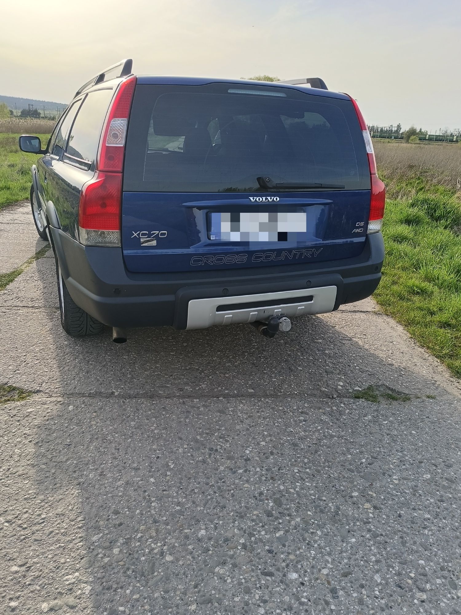 VOLVO XC70 cross country ocean blue