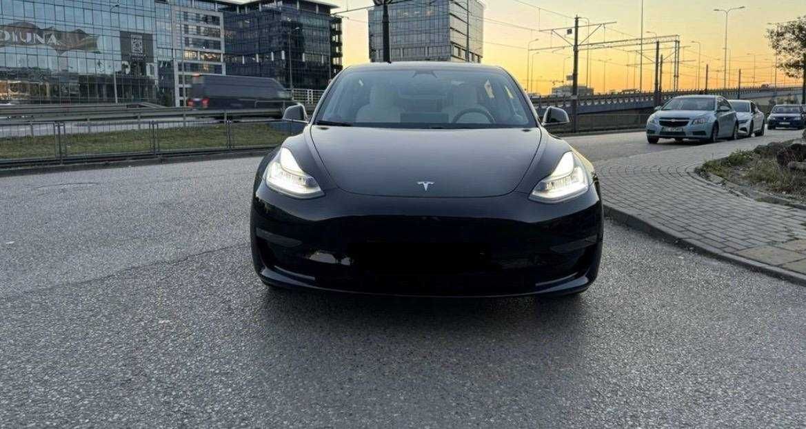 У продажі Tesla model 3 2019