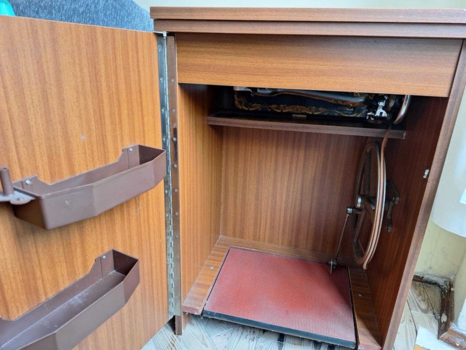 Máquina costura antiga Singer, em bom estado.