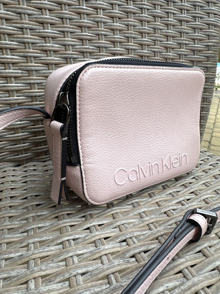 Torebka na ramie Calvin Klein pudrowy roz