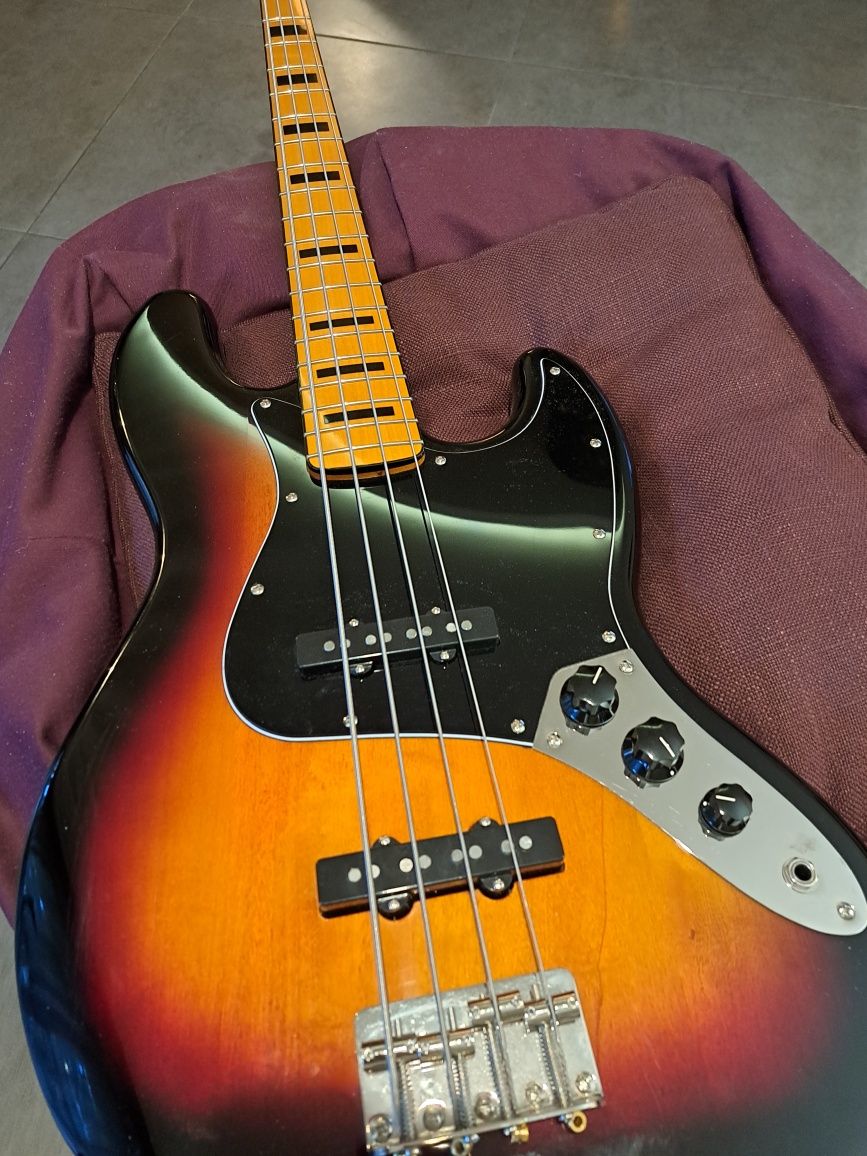 Gitara basowa  Squayer  by Fender