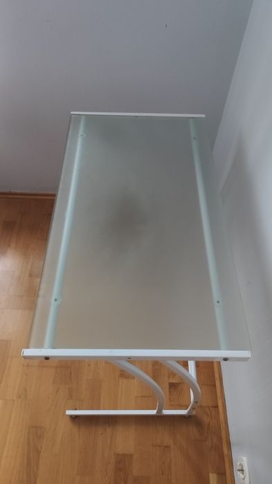 Stolik szklany laptop komputer