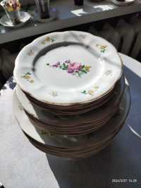 Набір тарілок з квітковим декором.
