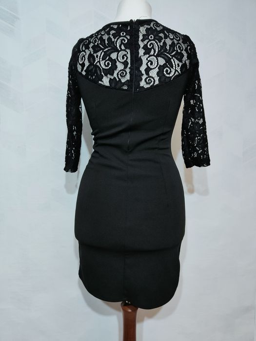 Czarna krótka sukienka elegancka dopasowana z ozdobnym dekoltem rozmia