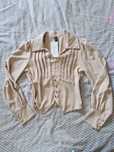 Blusa bege com botões dourados