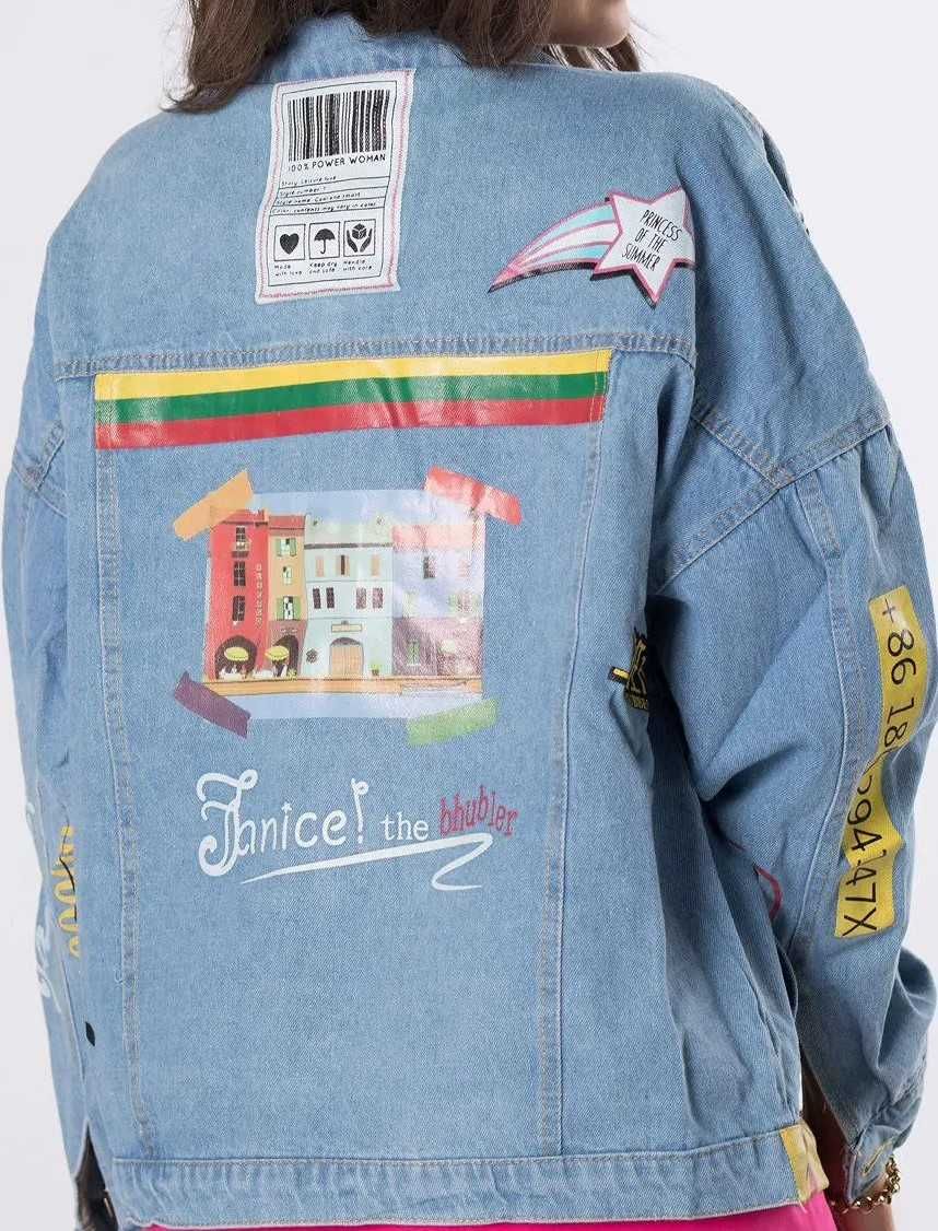 Jeansowa kurtka oversize z naszywkami.