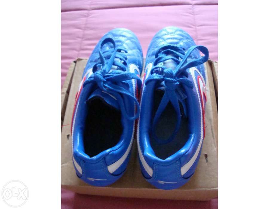 Chuteiras de futebol Kronos tamanho 36