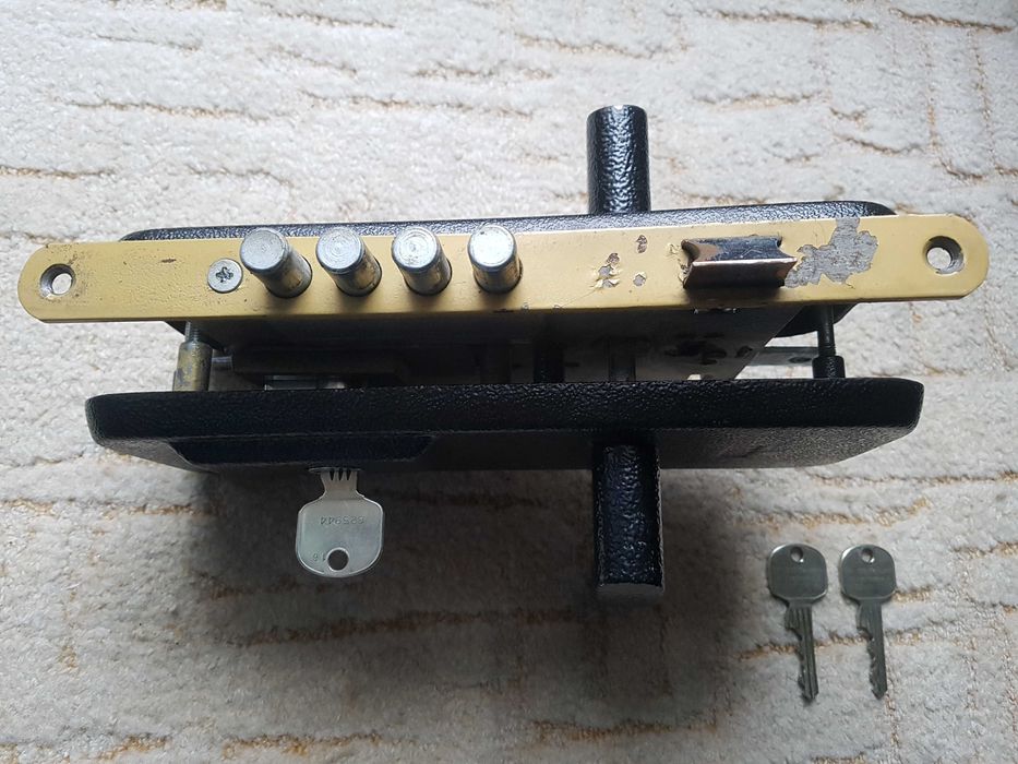 Zamek wpuszczany LOB Z OSŁONĄ i KLAMKAMI .