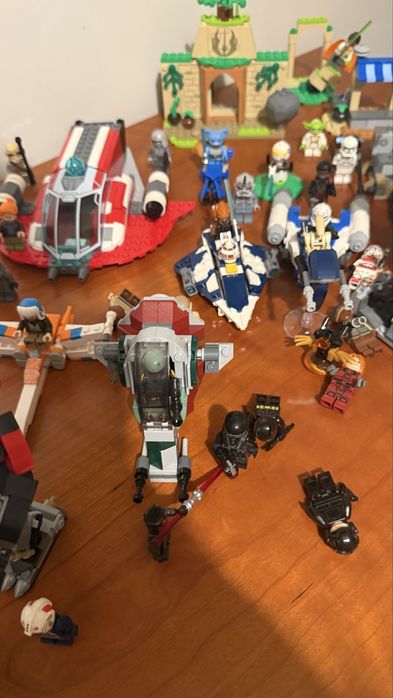 Set de legos star wars cerca de 70/80 figuras e cerca de 20 conjuntos