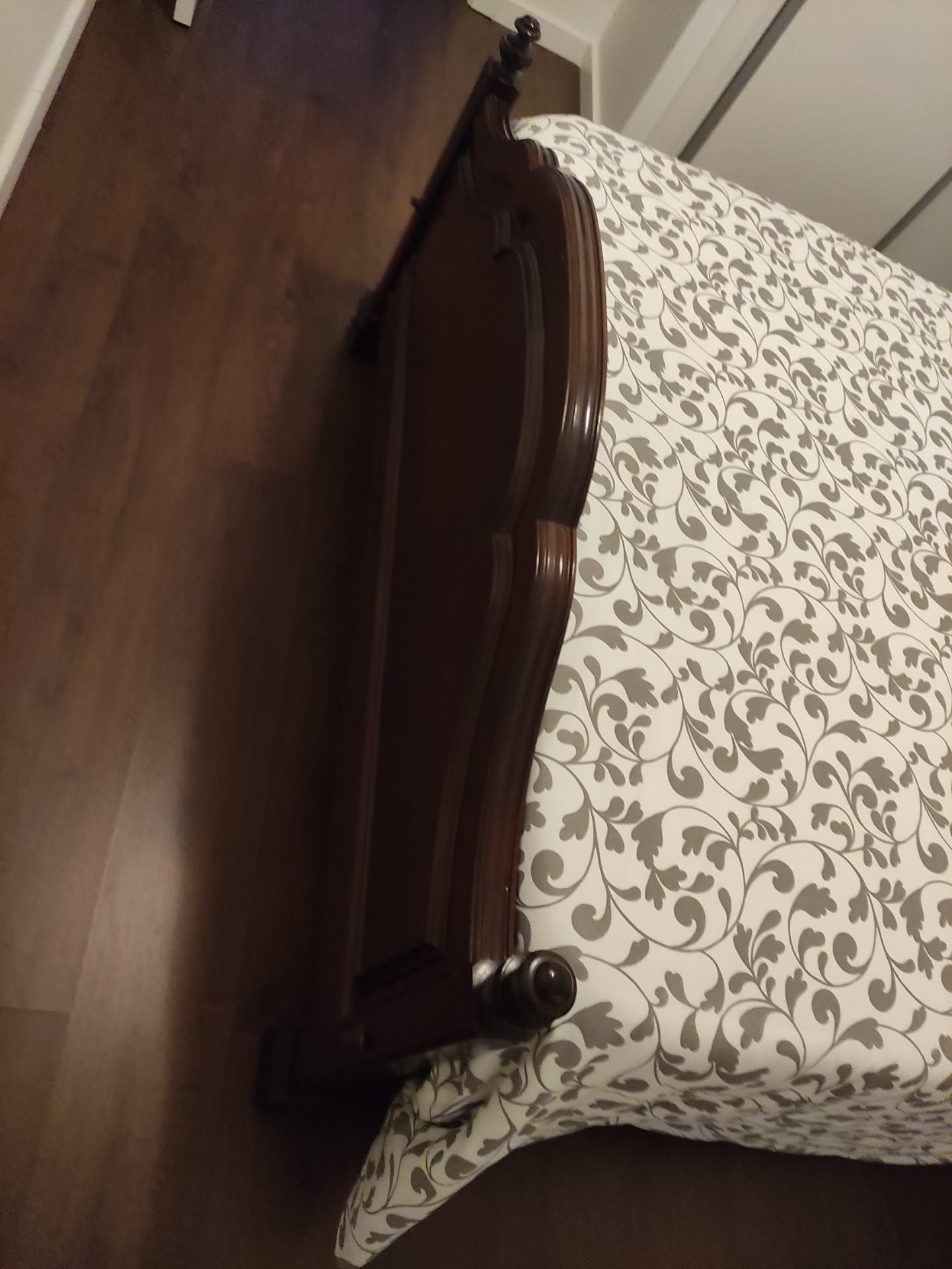 Cama de casal em mogno maciço.