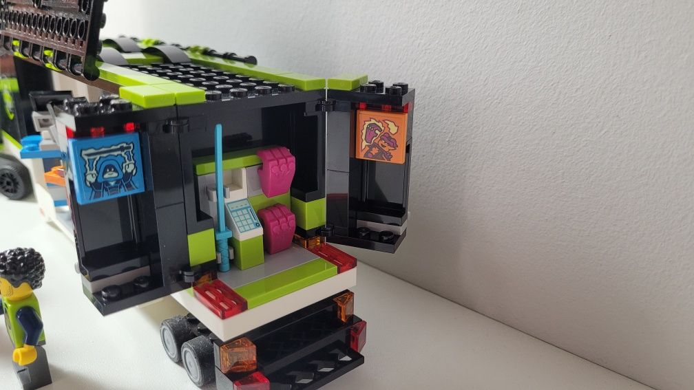 Klocki lego City 60388 Ciężarówka na turniej gier.